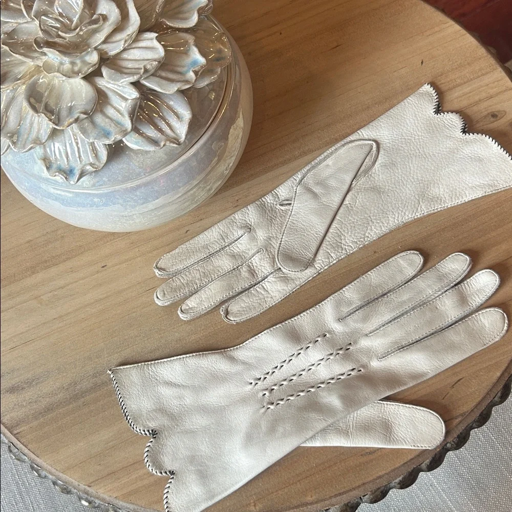 Vintage Native Deerskin Creme Threaded Trimmed Gloves Size 7 25/20